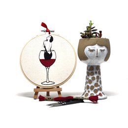 Håndlavet broderibøjle vægkunst - Wine Lovers Collection - Tekstil vægdekoration (10/15 cm)