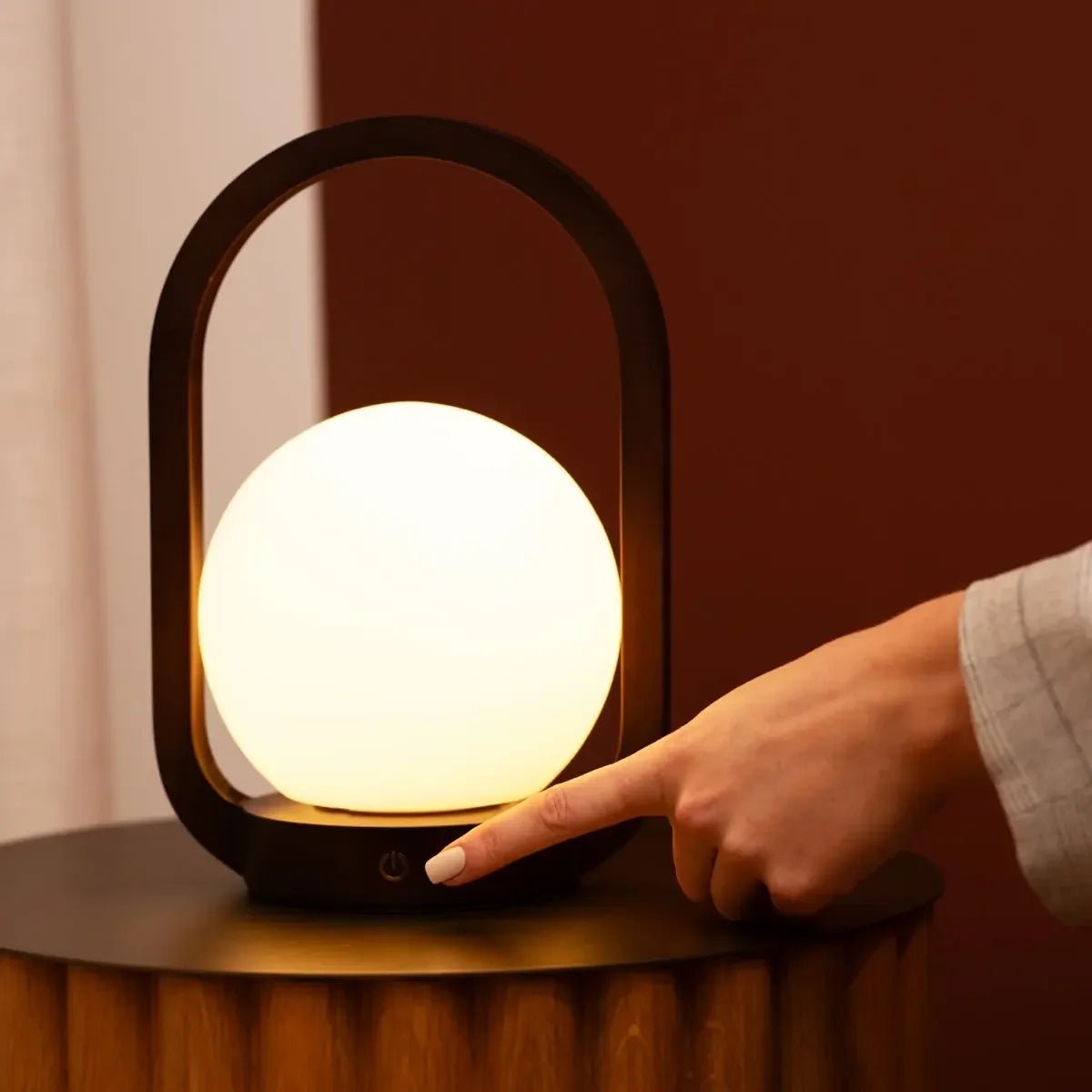 Skye dunkelbraune wiederaufladbare Holzlampe