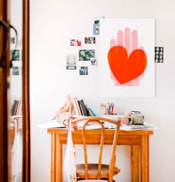 Red Heart print på væggen