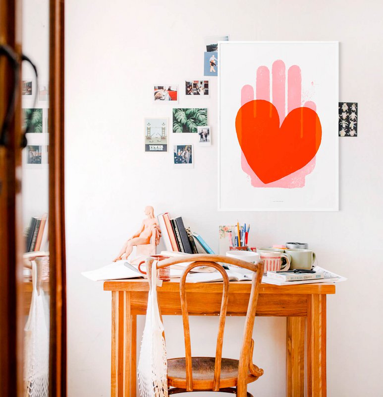 Red Heart print på væggen