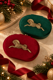 Velvet Carousel – Portagioielli Ovale in Velluto con Spilla