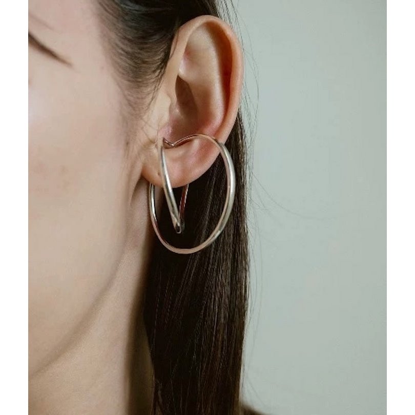 Ear Cuff con linea fluida geometrica 3D: un paio