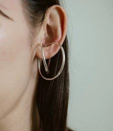 Ear Cuff con linea fluida geometrica 3D: un paio