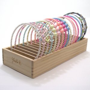 YUKO B HOOFDBANDAANBIEDING. Houten display met daarin de gehele collectie hoofdbanden, 2 per model en 34 in totaal