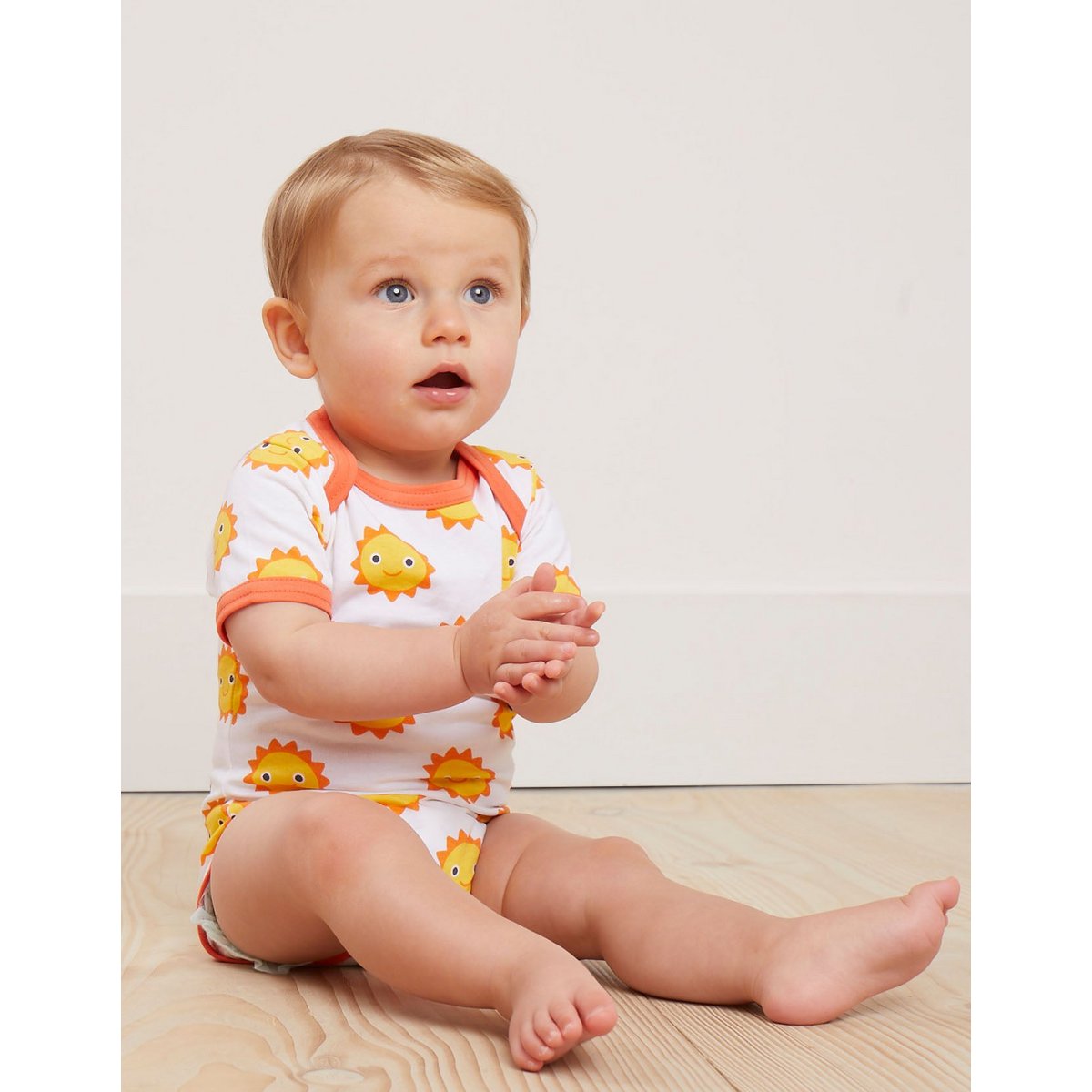 Organic cotton baby gift set with romper, hat and body with sun cloud pressure