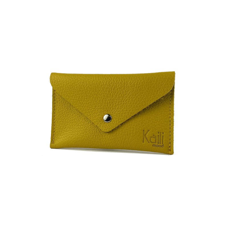 K0040RB | Pose med klap Fremstillet i Italien i ægte fuldnarvet læder, grained dollar - Farve Gul - Dimensioner: 13 x 8 x 0,5 cm - Emballage: stiv bund/låg Gaveæske