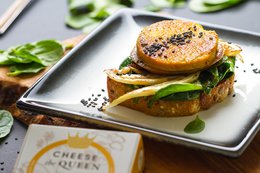 Cheese the Queen „Turmeric“ gereifte Delikatesse aus fermentierten Cashewnüssen