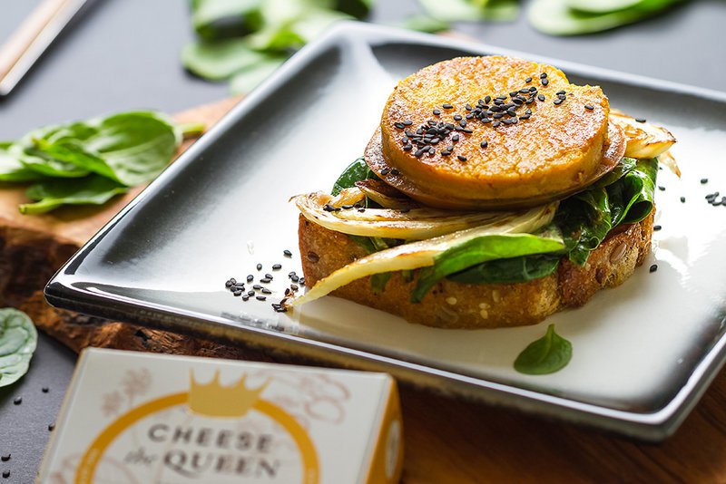 Cheese the Queen „Turmeric“ gereifte Delikatesse aus fermentierten Cashewnüssen