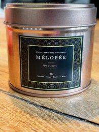 Lilac and tonka scented candle in a glass jar with a black lid. The candle has a warm, floral aroma with notes of lilac and tonka bean.
