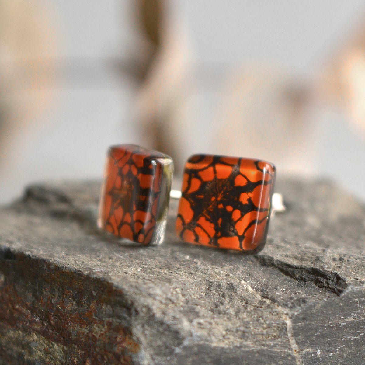 Leuke oorbellen met spinnenwebknopen, oranje kleur, gerecycled glas en sterling zilver