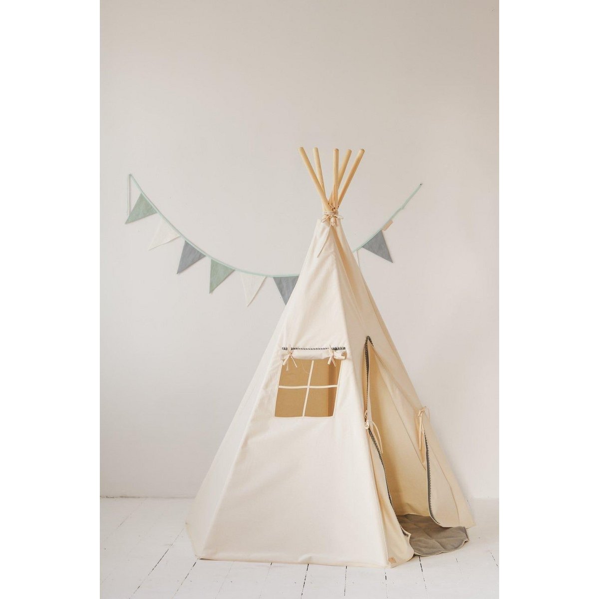 Tente tipi « Pompons gris » avec pompons
