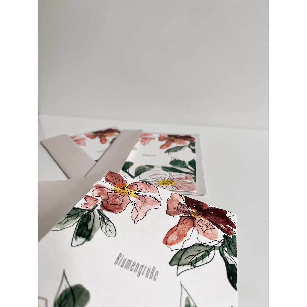 Tarjeta doblada de saludos florales
