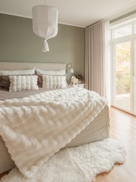Large, cozy tie-dye sand-colored blanket made of soft, plush faux fur material. Ideal for snuggling up on the couch or bed.