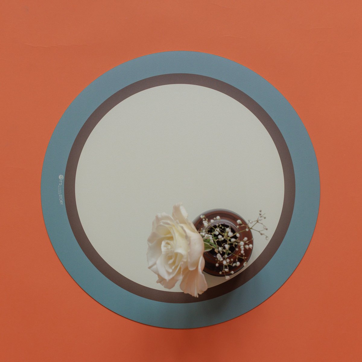 Farverig og original Round Fruits Hasselnut rund dækkeserviet