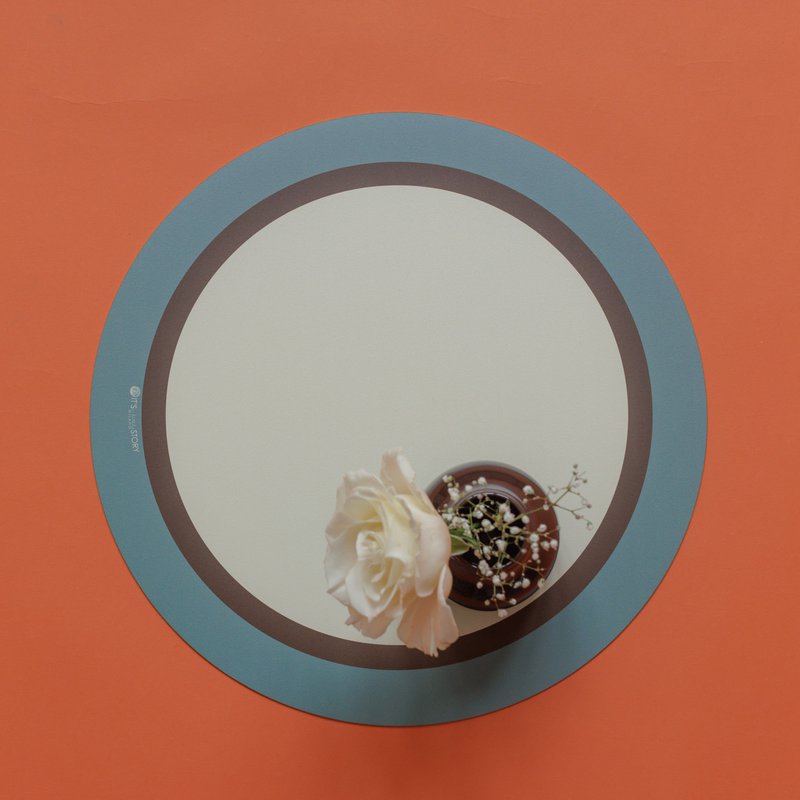 Farverig og original Round Fruits Hasselnut rund dækkeserviet