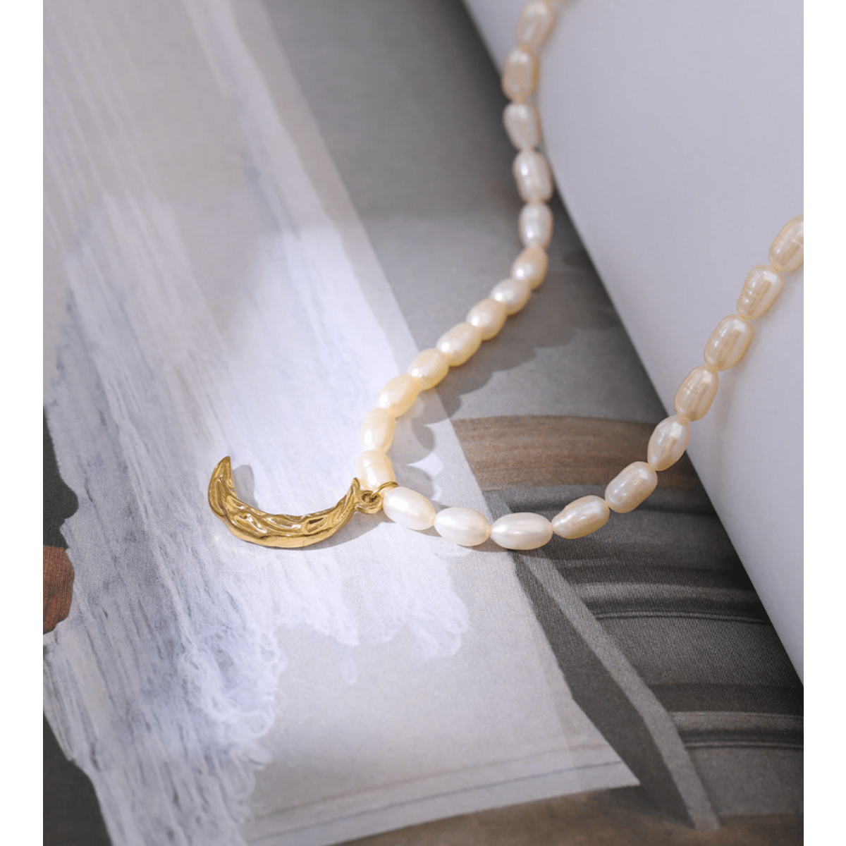 Taletha - Crescent Gold Moon Natural Pearl Charm halskæde