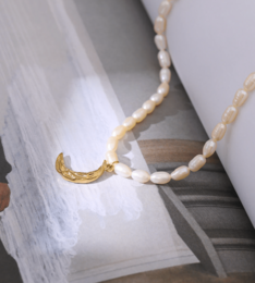 Taletha - Crescent Gold Moon Natural Pearl Charm halskæde