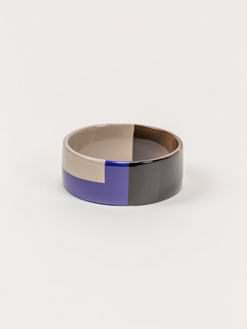 Brede armband in indigoblauw en crème koffie gelakt