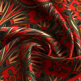 Art Nouveau Bufanda de seda roja con flores verdes y dorados Azteca