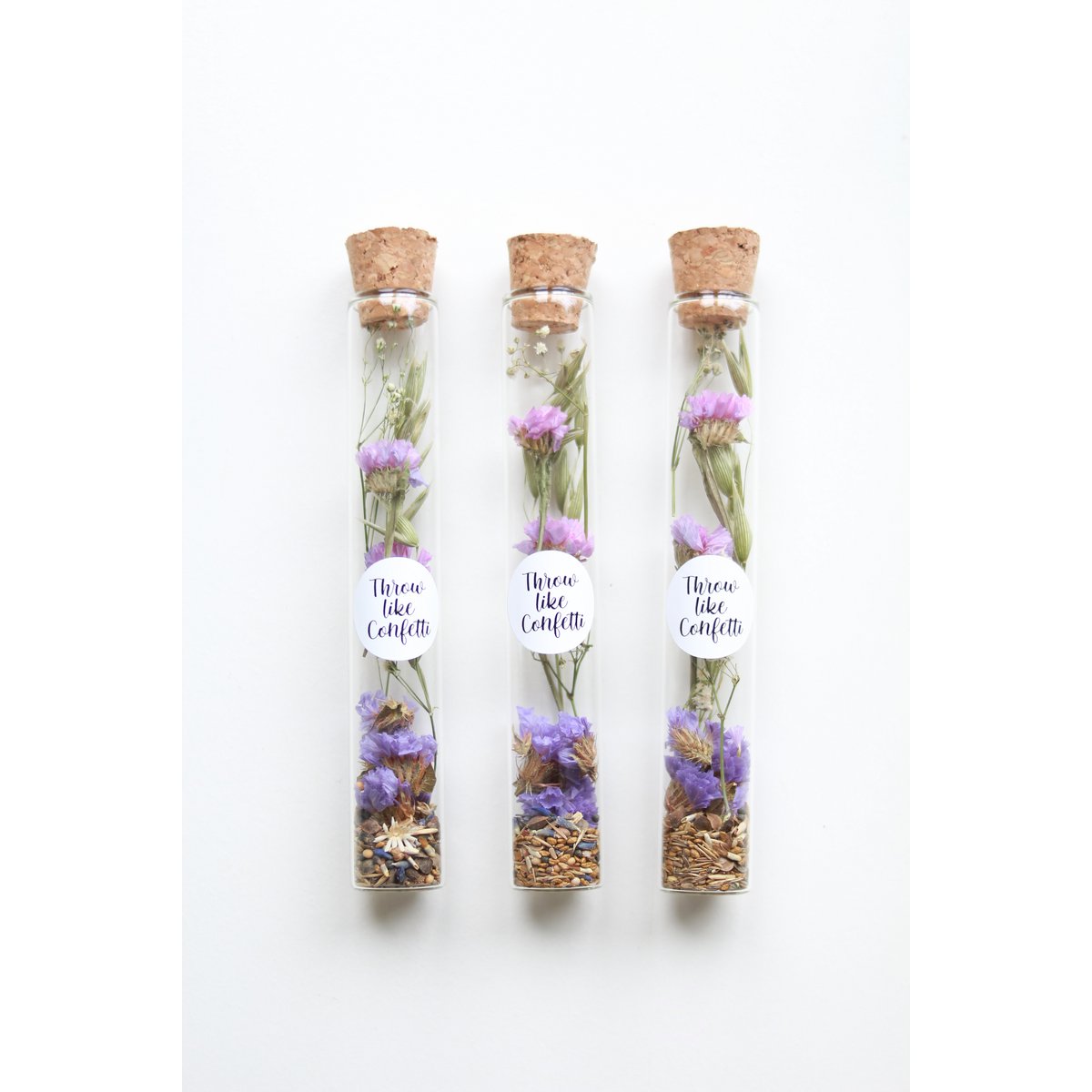 Droogbloemen Statice + bloemzaadjes in een fles met sticker