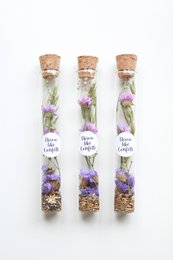 Trockenblumen Statice + Blumensamen in einer Flasche mit Aufkleber