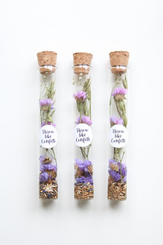 Trockenblumen Statice + Blumensamen in einer Flasche mit Aufkleber