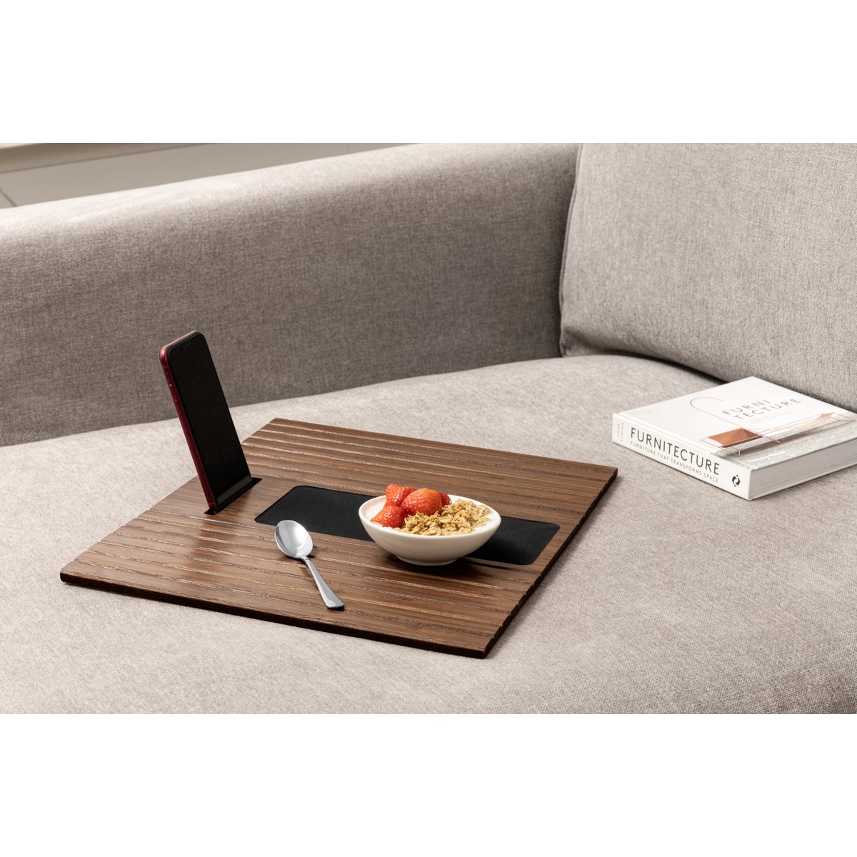 Bandeja para reposabrazos de sofá de bambú, oscuro con soporte para teléfono Copia 1