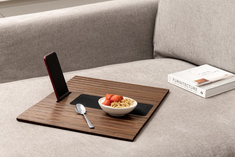 Plateau en bambou pour accoudoirs de canapé, foncé avec support pour téléphone Copie 1