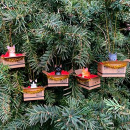Ornement de Noël de chat fait à la main orange dans une mini boîte