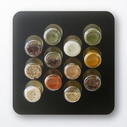 Portaspezie · COLOR-MIX: nero, rosso, grigio-marrone · con 12 bicchieri · multistrato di betulla · frontale in HPL