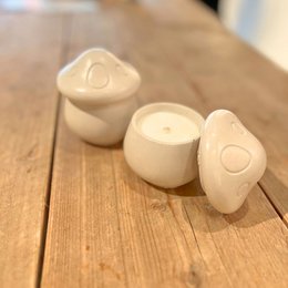  Mushroom-shaped concrete candle with various scent options including sandalwood, orange & cinnamon, lavender & chamomile, and bergamot & spices. Available in white, gold flakes, and unscented.