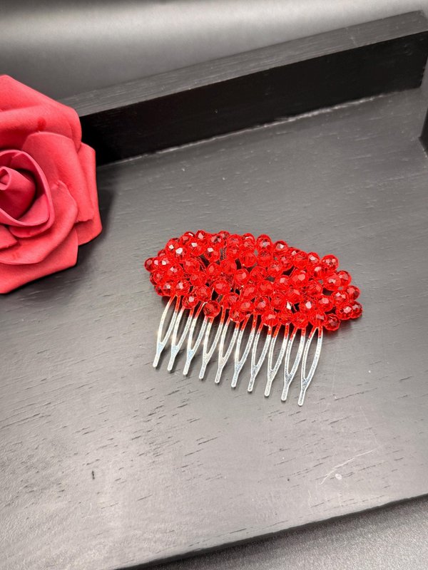 Peineta de cristal rojo carmín con pedrería para looks de novia