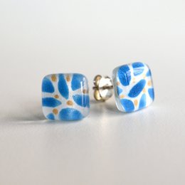 Kleine glazen oorbellen, Sterling zilveren paaltjes, Cerulean blauwe bladeren en gouden bessen