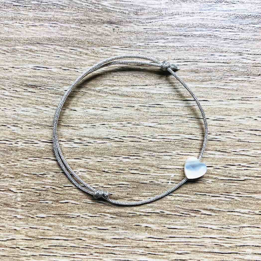 Camille-Kinderarmband aus Perlmutt mit verstellbarer Silberkordel