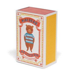 Mini ours dans une petite boîte