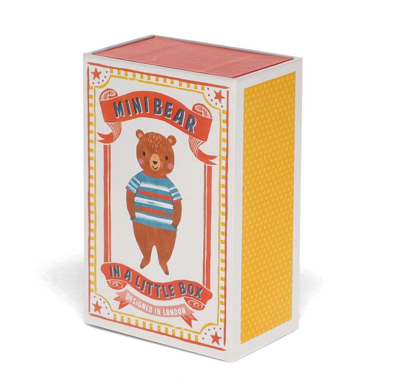 Mini ours dans une petite boîte