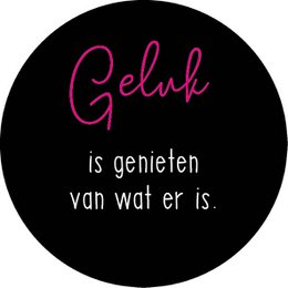Round coasters with pink text "Geluk is genieten van wat er is" on a black background.