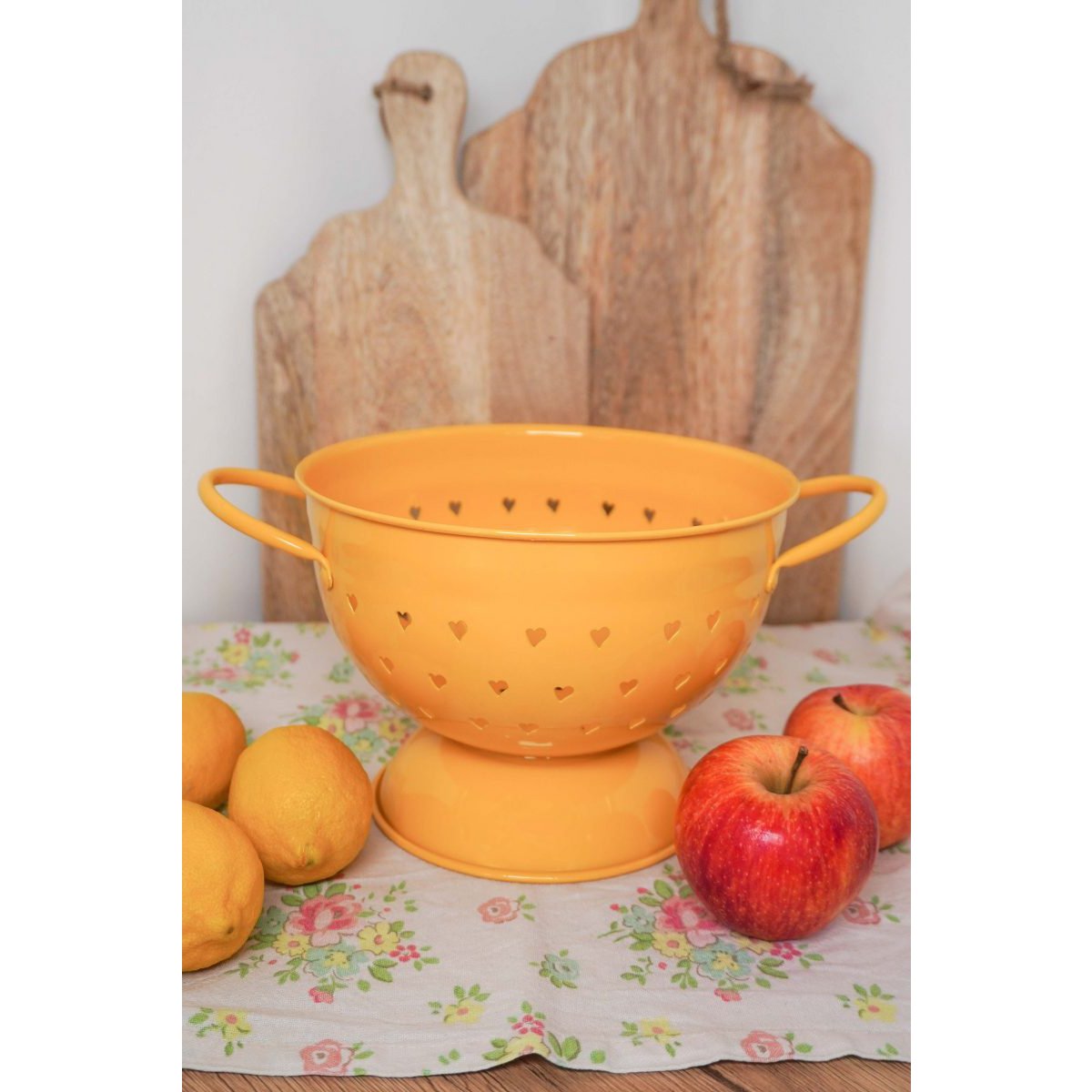 Durszlak musztardowy z serduszkami 21 cm Isabelle Rose