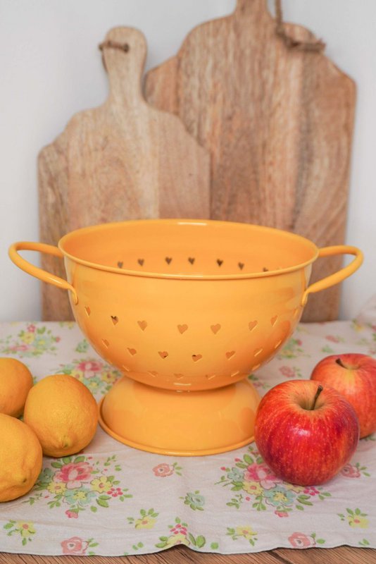 Durszlak musztardowy z serduszkami 21 cm Isabelle Rose