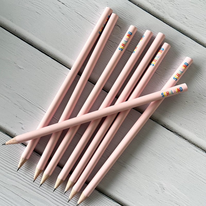 Potlood “Schoolkind” – roze met kleurrijke inscriptie – cadeau voor schoolinschrijving