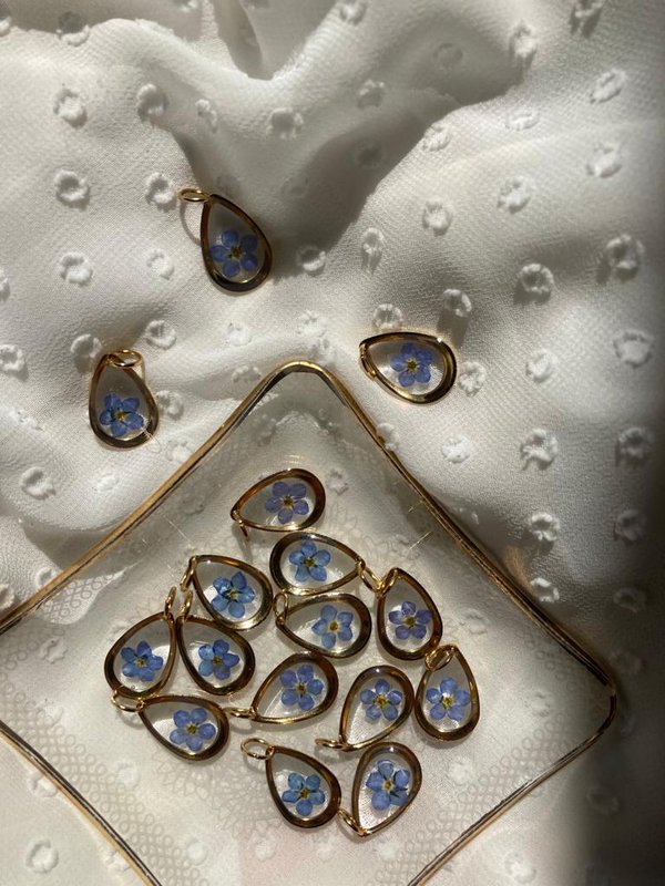 Resin/Stainless Steel Pendant gold or silver with Forget-me-nots (without necklace)