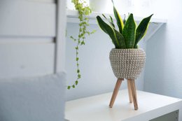 Blumentopf aus Seegras geflochten, mit integriertem Ständer