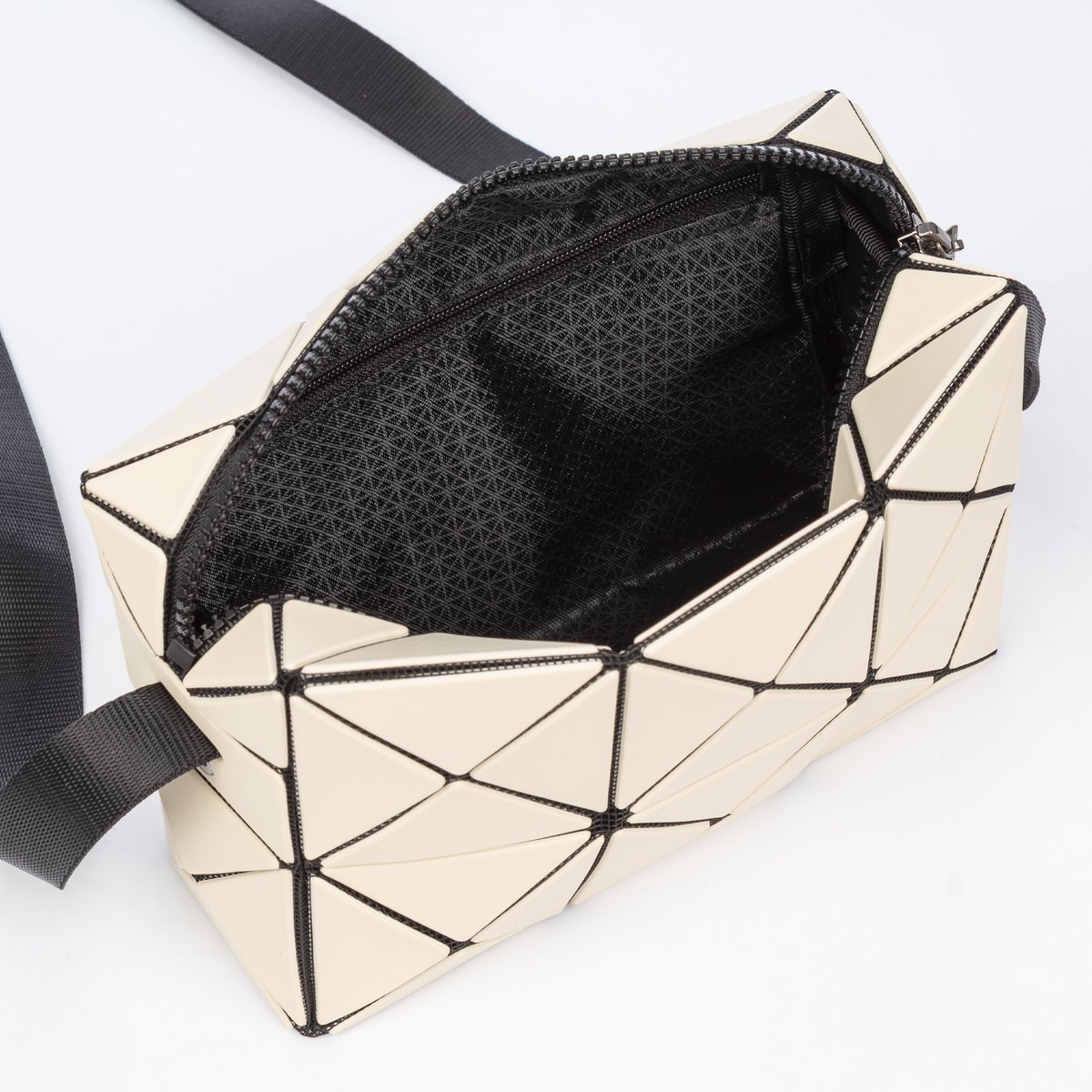 Iria Quintana Aso Crossbody Bag met geometrisch ontwerp. 17.5x6x11.5 cm.