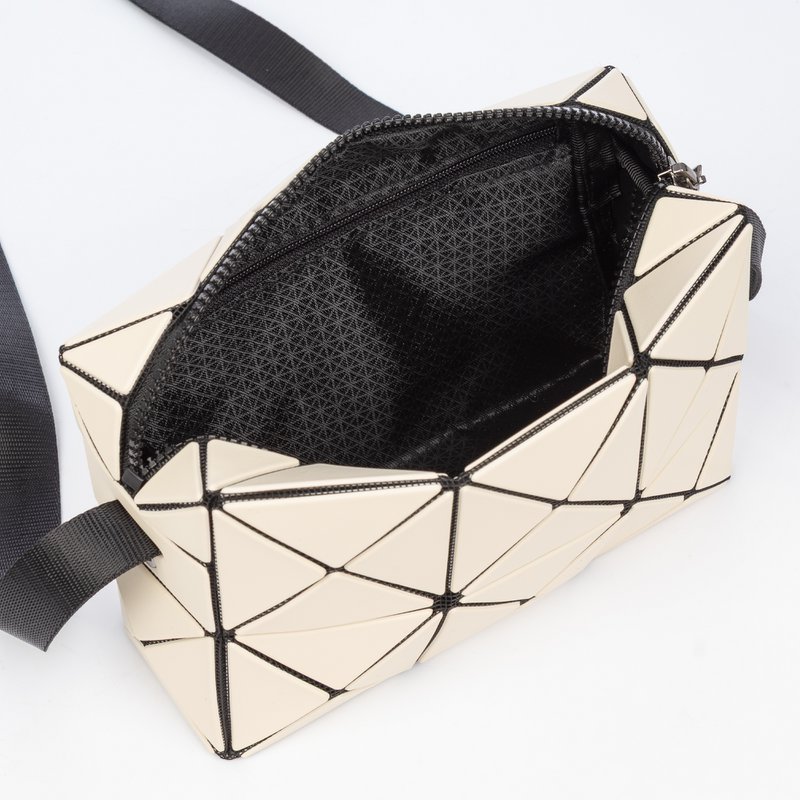 Iria Quintana ASO Crossbody Bag con diseño geométrico. 17.5x6x11.5 cm.