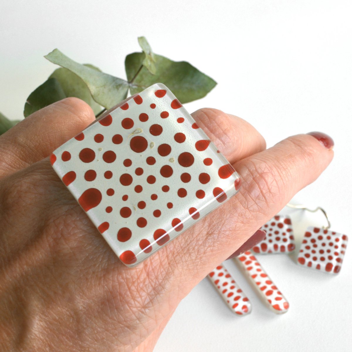 Oversized polka dot ring rood en wit, verstelbare maat