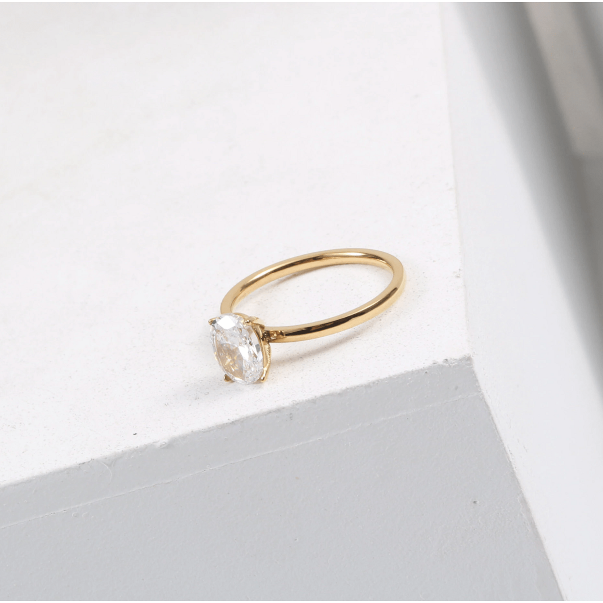 Tabby - Solitaire jubilæums ring i krystalguld