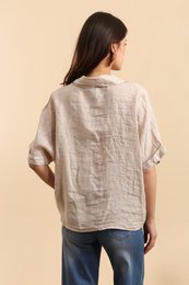 Camicia con un riferimento di fiori di lino. 20341