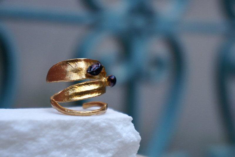 Anillo Hoja de Olivo: Latón Reciclado con Rodio Negro, Ajustable