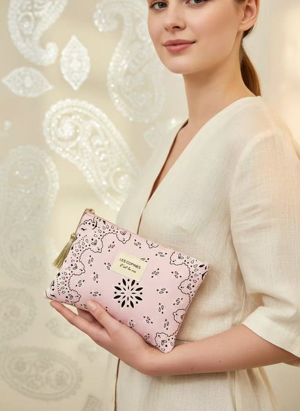 Neceser estuche 14x20 cm estampado paisley inscripción Les Copines C’est la vie