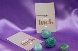  Armband WISH - I bring luck, a beaded bracelet with a turquoise-colored stone charm.